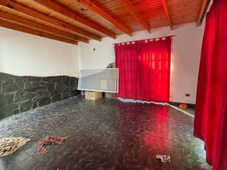 Foto 8 de 80 bis e/ 137 y 138 (Los Hornos) - CASA DE 3 AMB.
