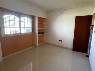 Foto 2 de 80 bis e/ 137 y 138 (Los Hornos) - CASA DE 3 AMB.