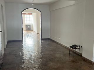 Foto 1 de Casa de 5 ambientes con pileta en alquiler en Martinez