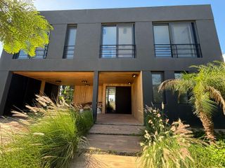 Foto 1 de Casa 6 Amb a Estrenar en Venta, Lote Al Lago en Barrio Marinas. Puertos del Lago