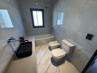 Foto 24 de Casa 6 Amb a Estrenar en Venta, Lote Al Lago en Barrio Marinas. Puertos del Lago
