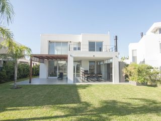 Foto 4 de Casa frente al lago en Barrio Los Castaños, Nordelta