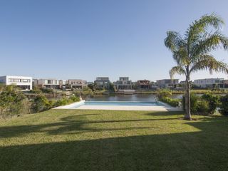 Foto 1 de Casa frente al lago en Barrio Los Castaños, Nordelta