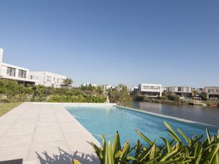 Foto 6 de Casa frente al lago en Barrio Los Castaños, Nordelta