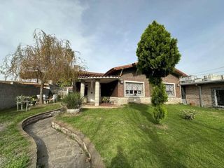 Foto 1 de Casa con Departamento en venta en Quilmes Oeste