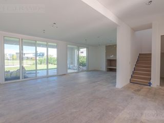 Foto 9 de Casa A LA LAGUNA, con 4 suites en venta en VIRAZÓN