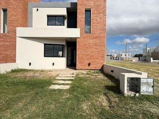 Foto 1 de Alquiler Duplex - 3 Dormitorios - B° Rincones de Manantiales