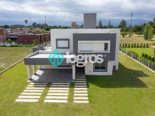 Foto 2 de Casa en venta en barrio privado Jockey Club - Salta Capital