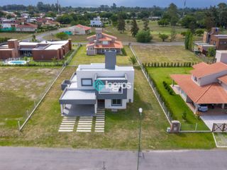 Foto 1 de Casa en venta en barrio privado Jockey Club - Salta Capital