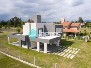 Foto 4 de Casa en venta en barrio privado Jockey Club - Salta Capital