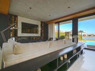 Foto 14 de Exclusiva Casa en Venta El Golf Nordelta Al Agua