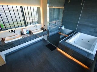 Foto 48 de Exclusiva Casa en Venta El Golf Nordelta Al Agua