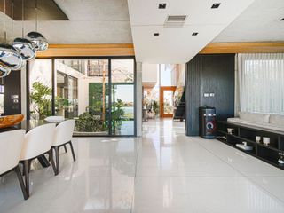 Foto 12 de Exclusiva Casa en Venta El Golf Nordelta Al Agua