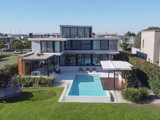 Foto 69 de Exclusiva Casa en Venta El Golf Nordelta Al Agua