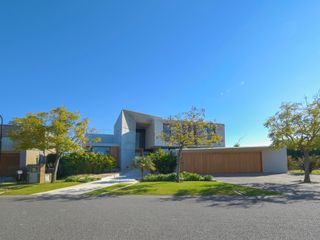 Foto 1 de Exclusiva Casa en Venta El Golf Nordelta Al Agua