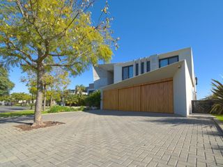 Foto 3 de Exclusiva Casa en Venta El Golf Nordelta Al Agua