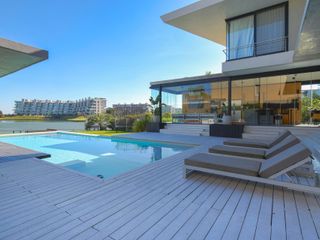 Foto 36 de Exclusiva Casa en Venta El Golf Nordelta Al Agua
