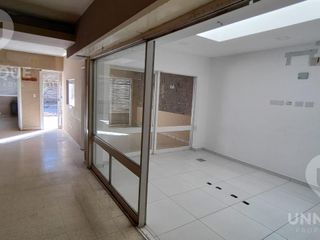 Foto 1 de Casa en  Alquiler en centro de Cipolletti ideal para proyectos comerciales consultorios médicos oficinas comerciales