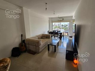 Foto 1 de Venta Departamento 2 ambientes en Monte Castro Con Cochera
