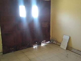 Foto 5 de Casa en venta - 2 dormitorios 1 baño - cochera - 300mts2 - La Plata