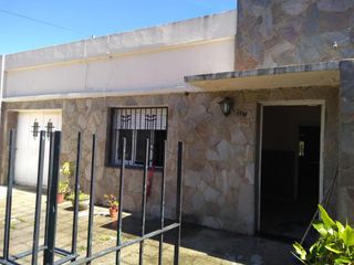Foto 2 de Casa en venta - 2 dormitorios 1 baño - cochera - 300mts2 - La Plata