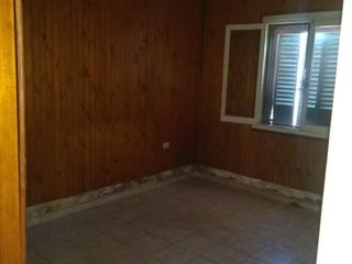 Foto 11 de Casa en venta - 2 dormitorios 1 baño - cochera - 300mts2 - La Plata