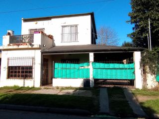 Foto 3 de Espectacular Esquina - 2 Dptos. PA y PB con amplio terreno para usos múltiples -