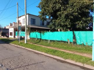 Foto 2 de Espectacular Esquina - 2 Dptos. PA y PB con amplio terreno para usos múltiples -