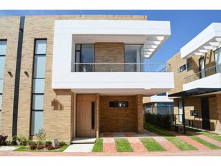 Foto 2 de Se vene lujosa casa en Chia con pérgola y excelente zona verde