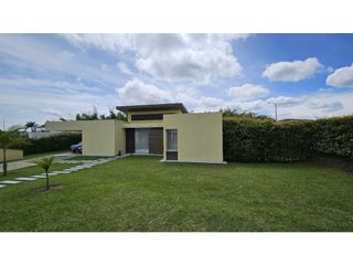 Foto 1 de Casa campestre de un nivel, en unidad cerrada en Cerritos