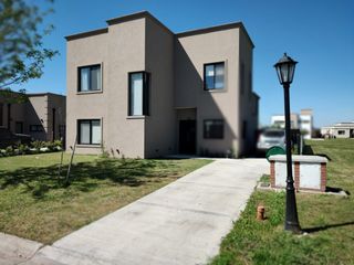Foto 1 de ALQUILER DE CASA EN Pilar