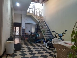Foto 3 de Casa en lote propio de 8.66 x 24 con garaje y un local