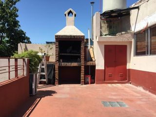 Foto 2 de Ph 3 ambientes, con patio y terraza con quincho y parrilla.