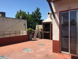 Foto 3 de Ph 3 ambientes, con patio y terraza con quincho y parrilla.
