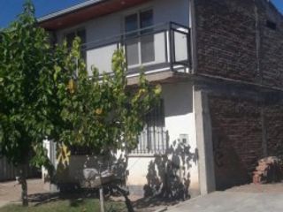 Foto 1 de SE VENDE AMPLIA CASA DE DOS PLANTAS CON SALON COMERCIAL
