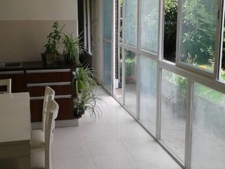 Foto 1 de Chalet 4 ambientes desarrollda en una planta con parque y garage. Reciclada. Chauvin