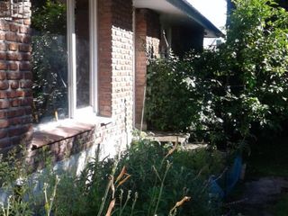 Foto 6 de Chalet 4 ambientes desarrollda en una planta con parque y garage. Reciclada. Chauvin