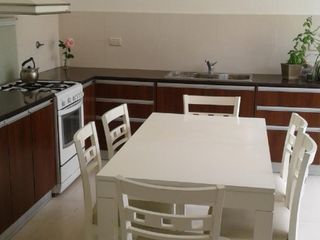 Foto 3 de Chalet 4 ambientes desarrollda en una planta con parque y garage. Reciclada. Chauvin