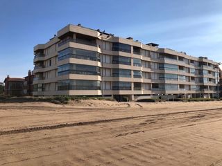 Foto 1 de Alquila Departamento Frente al Mar en Pinamar con Vistas Impresionantes y Espacios Comodos. Pileta y Cocina Equipada