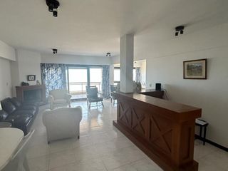 Foto 10 de Alquila Departamento Frente al Mar en Pinamar con Vistas Impresionantes y Espacios Comodos. Pileta y Cocina Equipada