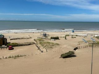 Foto 4 de Alquila Departamento Frente al Mar en Pinamar con Vistas Impresionantes y Espacios Comodos. Pileta y Cocina Equipada