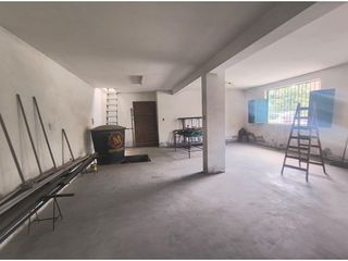 Foto 3 de Comas Vendo Casa en Esquina Frente a Parque