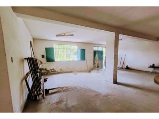 Foto 5 de Comas Vendo Casa en Esquina Frente a Parque