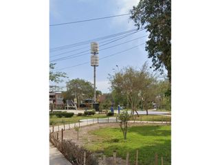 Foto 4 de Comas Vendo Casa en Esquina Frente a Parque