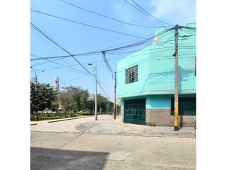 Foto 1 de Comas Vendo Casa en Esquina Frente a Parque