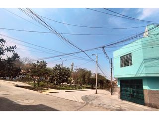 Foto 6 de Comas Vendo Casa en Esquina Frente a Parque