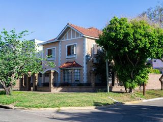 Foto 1 de Venta Casa 7 Amb. (Lomas de Zamora)