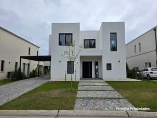 Foto 1 de Venta de Casa Con Pileta- Barrio Carpinchos- Nordelta