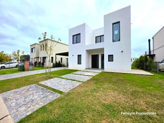 Foto 2 de Venta de Casa Con Pileta- Barrio Carpinchos- Nordelta