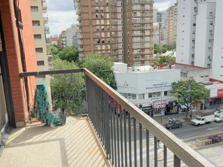 Foto 4 de Muy luminoso 2 ambientes en esquina, balcón corrido, cocina separada.